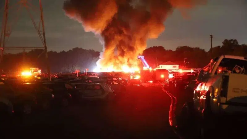 Indianapolis, 40 auto destinate ad andare all'asta distrutte dal fuoco 