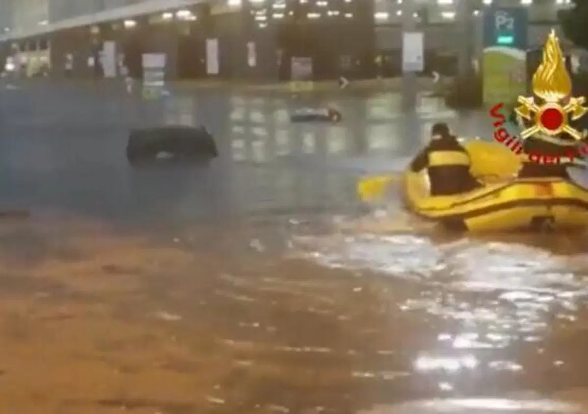 Milano, a causa del nubifragio diverse persone bloccate in auto salvate col gommone 