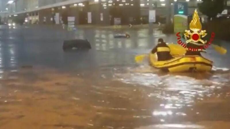 Milano, a causa del nubifragio diverse persone bloccate in auto salvate col gommone 