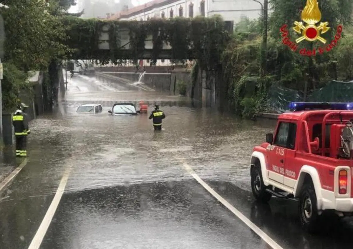 Trombe d&rsquo;aria su Lombardia ed Emilia: auto sommerse dall'acqua, intervengono i vigili del fuoco
