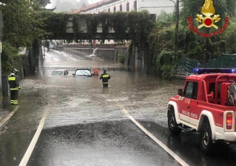 Trombe d&rsquo;aria su Lombardia ed Emilia: auto sommerse dall&#039;acqua, intervengono i vigili del fuoco