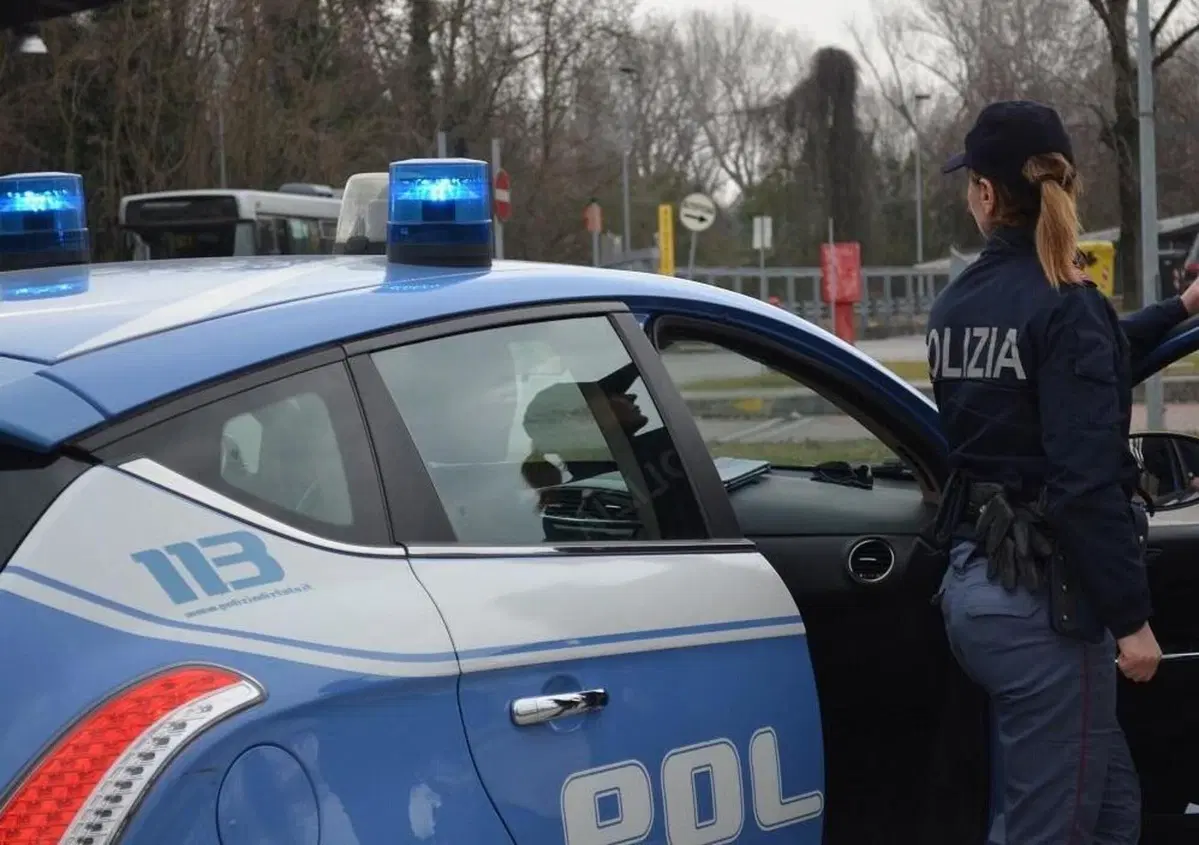 Milano, ruba l'auto alla figlia e la fa guidare a un'anziana senza patente
