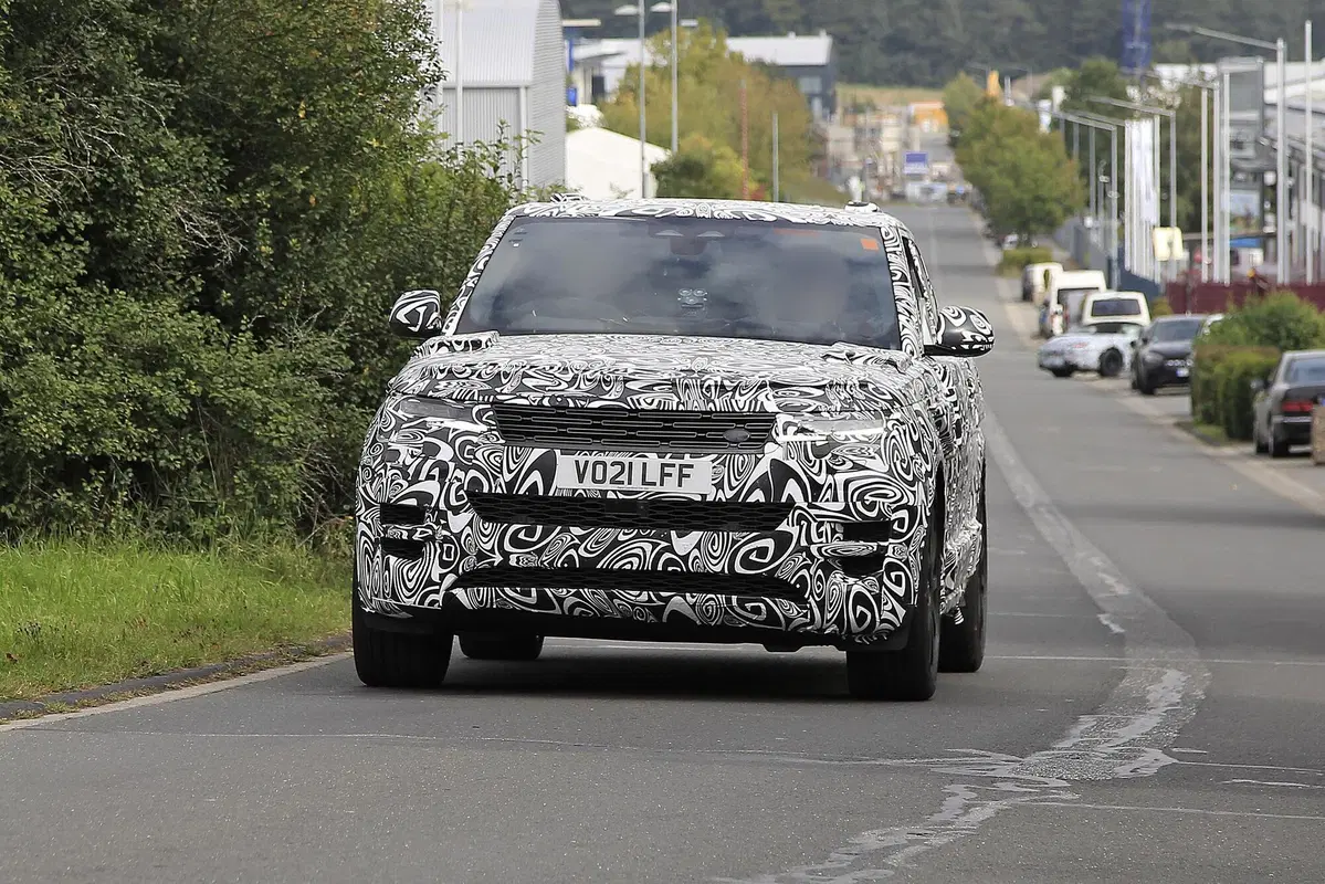 Range Rover Sport SVR, le foto spia  (2)