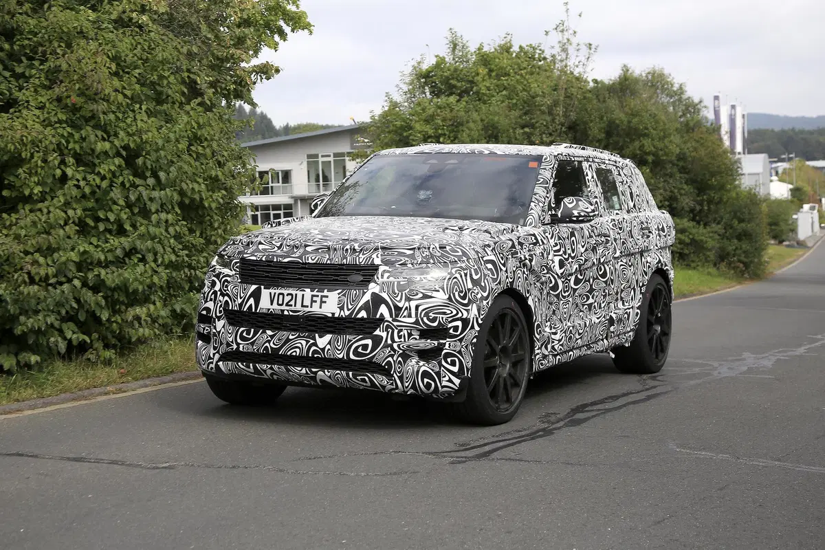 Range Rover Sport SVR, le foto spia  (3)