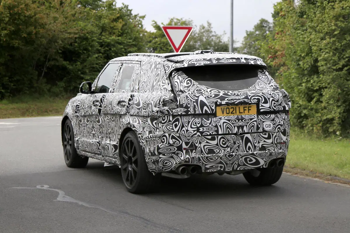 Range Rover Sport SVR, le foto spia  (9)