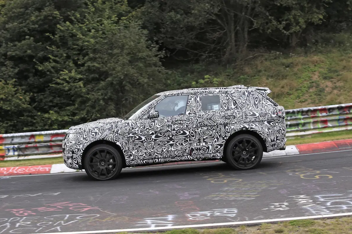 Range Rover Sport SVR, le foto spia  (10)