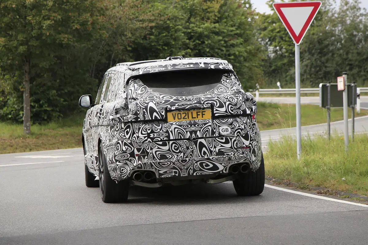 Range Rover Sport SVR, le foto spia  (14)