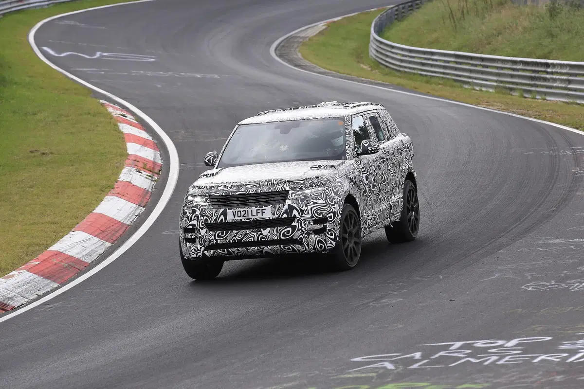 Range Rover Sport SVR, le foto spia  (15)