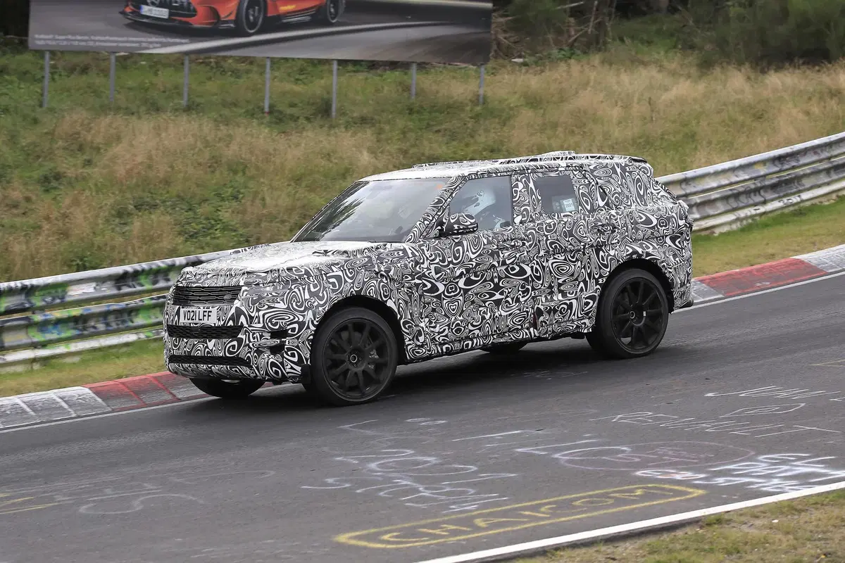 Range Rover Sport SVR, le foto spia  (18)
