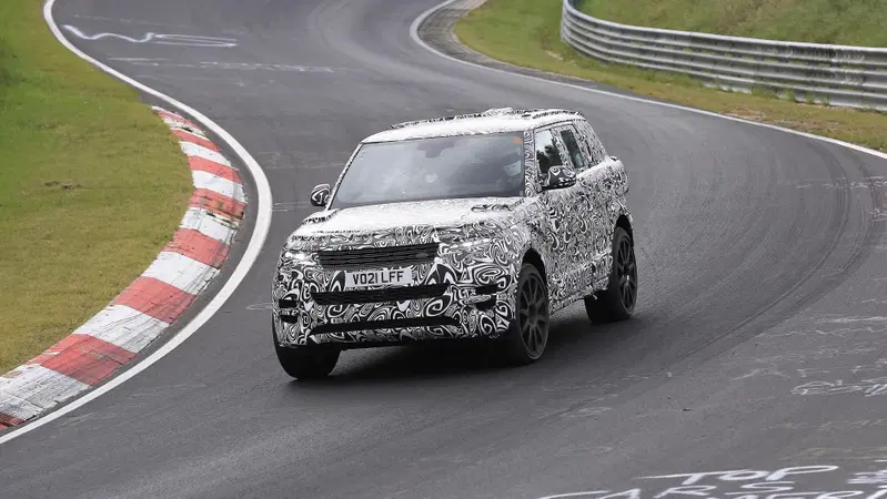 Range Rover Sport SVR, le foto spia 