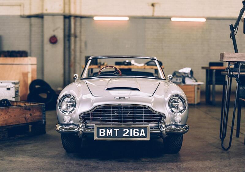 Aston Martin DB5 Junior, l&rsquo;auto di 007 in miniatura: fuma, spara e si pu&ograve; anche guidare