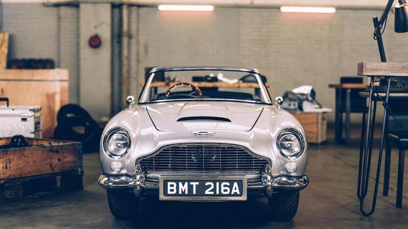 Aston Martin DB5 Junior, l&rsquo;auto di 007 in miniatura: fuma, spara e si pu&ograve; anche guidare