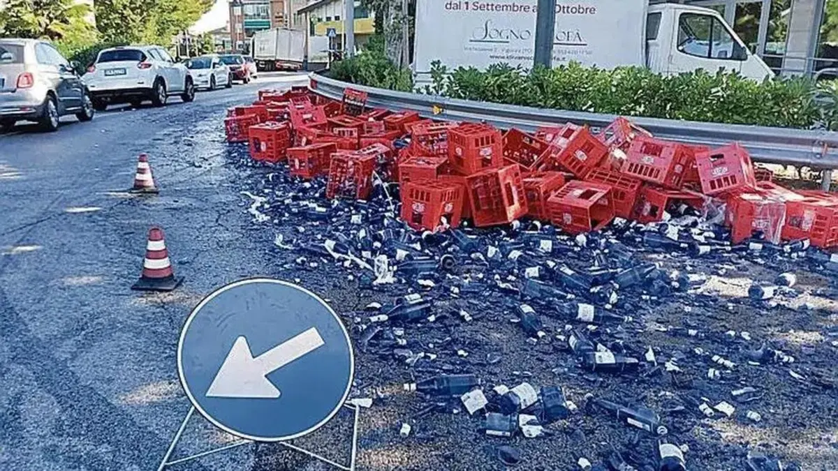Casse d'acqua minerale gi&ugrave; dal camion: bottiglie rotte, vetri e multa [-3 punti]