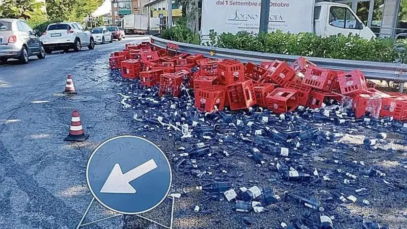 Casse d'acqua minerale gi&ugrave; dal camion: bottiglie rotte, vetri e multa [-3 punti]