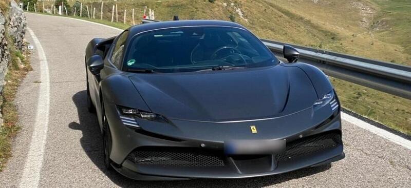 Incredibile su strada di montagna: Ferrari ibrida KO blocca il traffico e in soccorso arriva l&#039;Urus