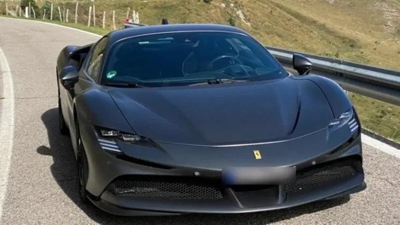 Incredibile su strada di montagna: Ferrari ibrida KO blocca il traffico e in soccorso arriva l'Urus