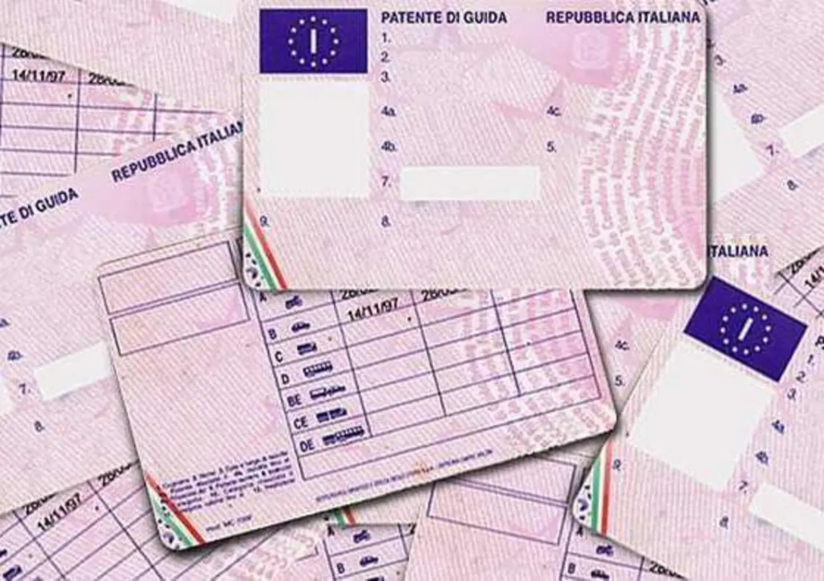 All'esame per la patente con la telecamera nella mascherina: denunciato per truffa