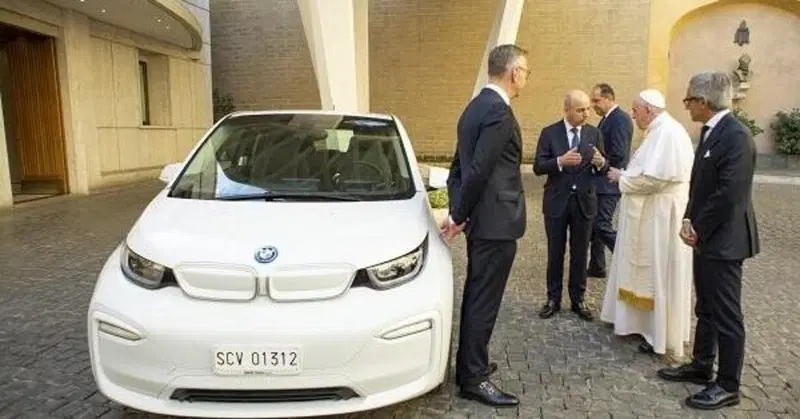 BMW Italia dona un'auto a Papa Francesco 