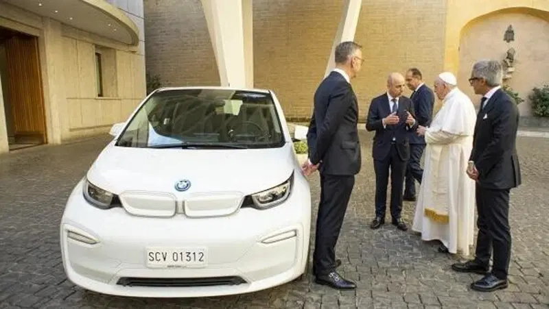 BMW Italia dona un'auto a Papa Francesco 