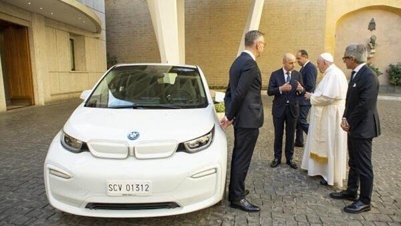 BMW Italia dona un&#039;auto a Papa Francesco 