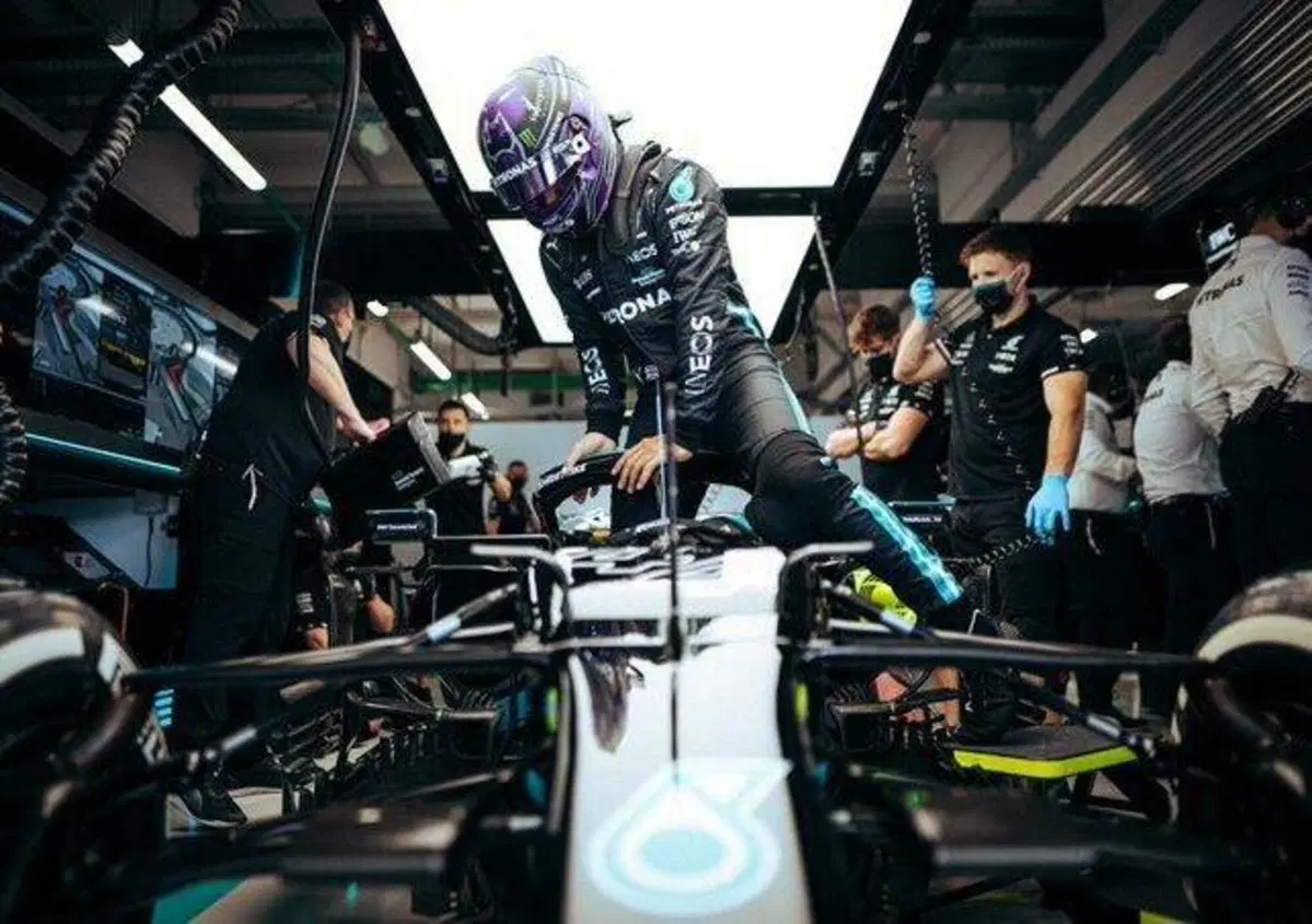 F1, Hamilton: "Dobbiamo sfruttare la penalit&agrave; di Verstappen"
