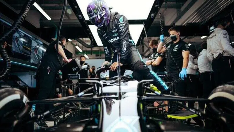 F1, Hamilton: "Dobbiamo sfruttare la penalit&agrave; di Verstappen"