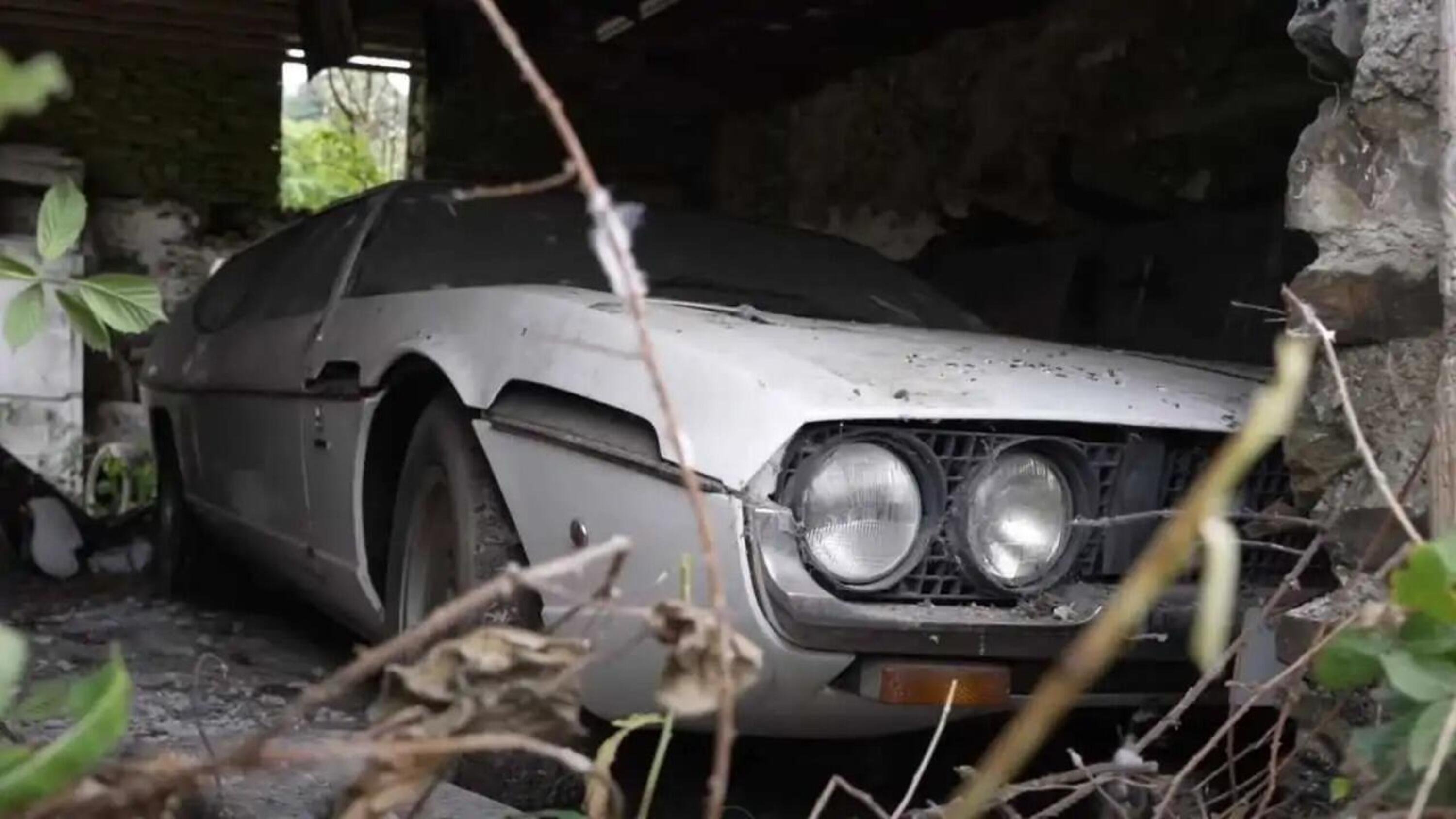 Una Lamborghini Espada abbandonata in un fienile