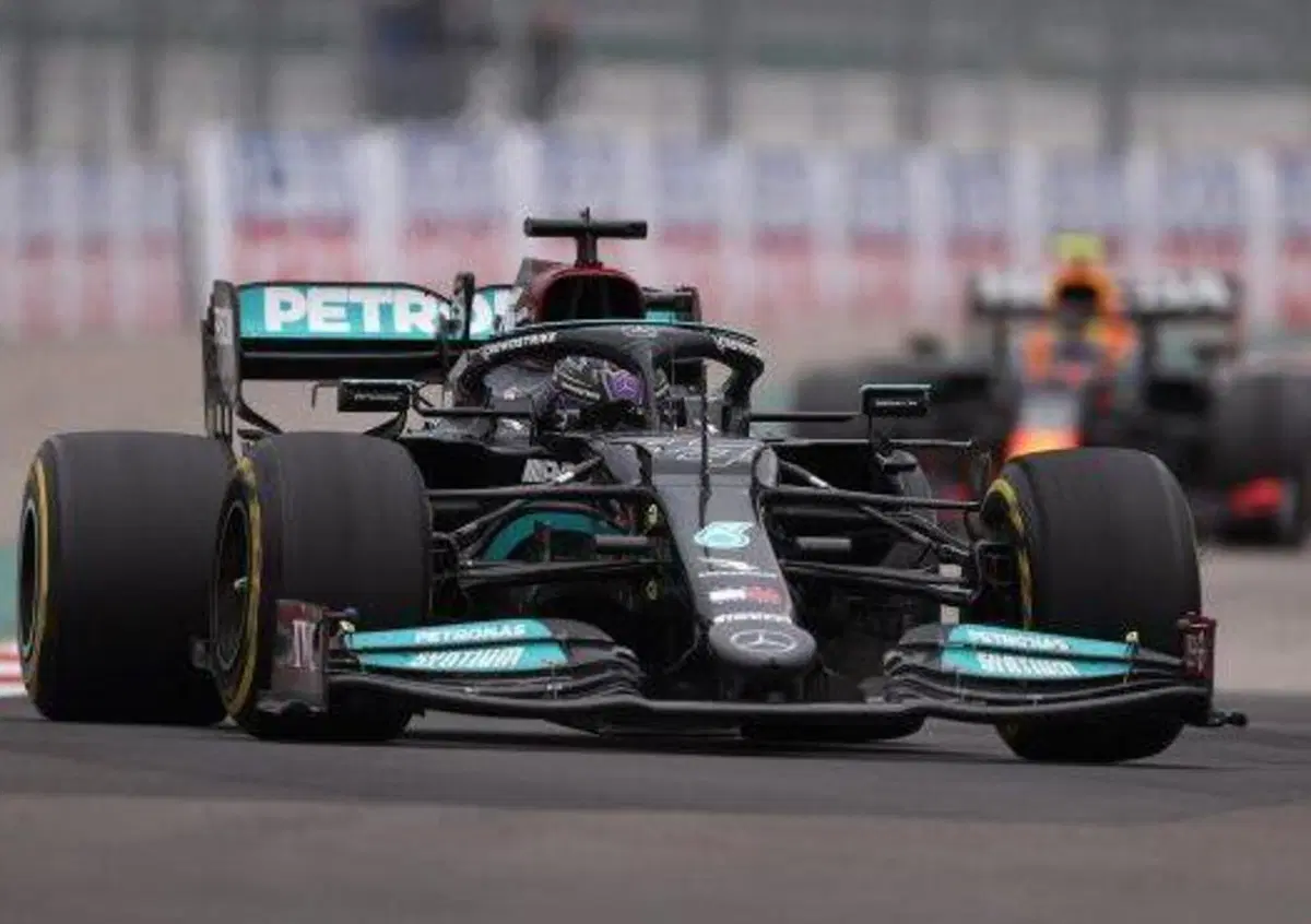 F1, GP Russia 2021: Hamilton approfitta dell'errore di Norris per conquistare la 100&deg; vittoria