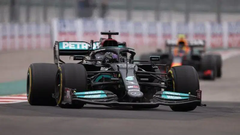 F1, GP Russia 2021: Hamilton approfitta dell'errore di Norris per conquistare la 100&deg; vittoria