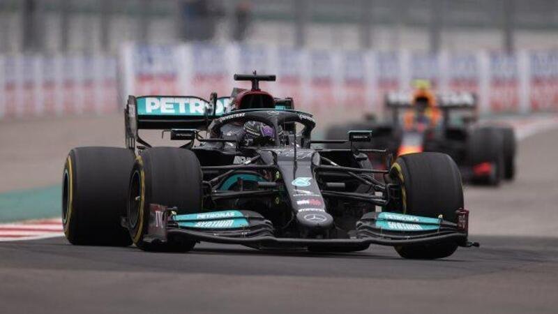 F1, GP Russia 2021: Hamilton approfitta dell&#039;errore di Norris per conquistare la 100&deg; vittoria