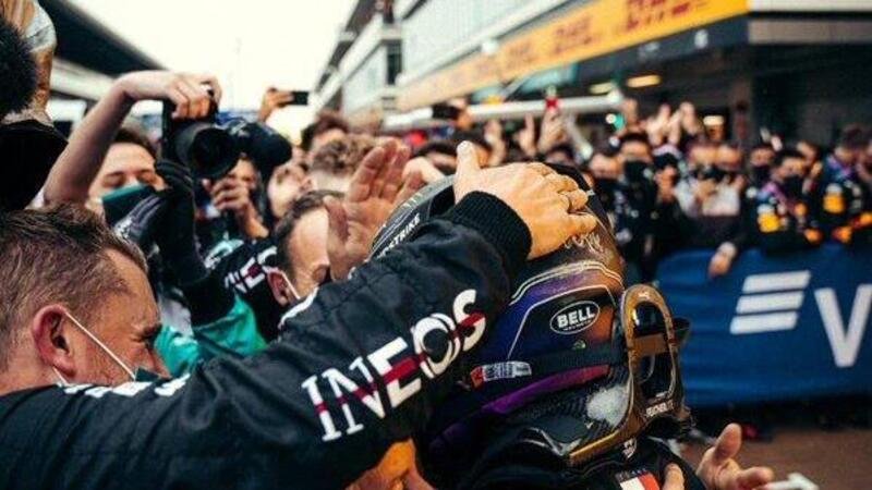 F1, Hamilton dedica la 100&deg; vittoria alla Mercedes
