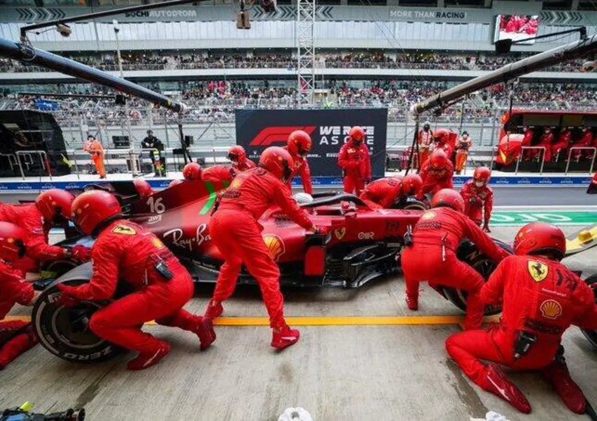 F1, Leclerc: "Non volevo creare casini e rientrare nello stesso giro di Sainz"