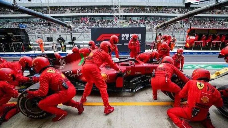 F1, Leclerc: "Non volevo creare casini e rientrare nello stesso giro di Sainz"