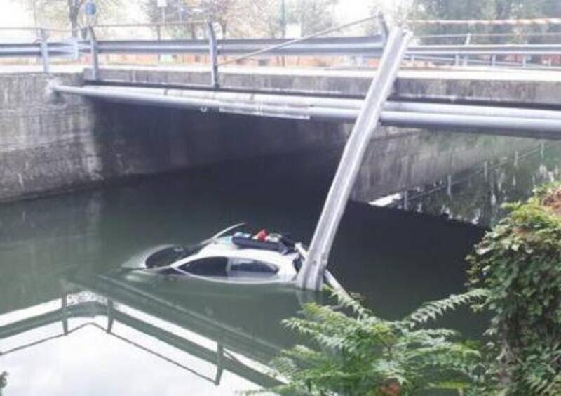 Pavia: l&rsquo;auto finisce nel naviglio, due poliziotti si buttano per salvare gli occupanti