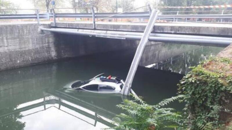 Pavia: l&rsquo;auto finisce nel naviglio, due poliziotti si buttano per salvare gli occupanti