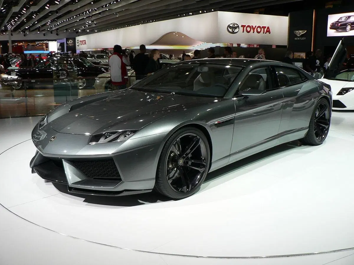 Una Lamborghini da 4 posti? Ecco la Navetta Volante (14)