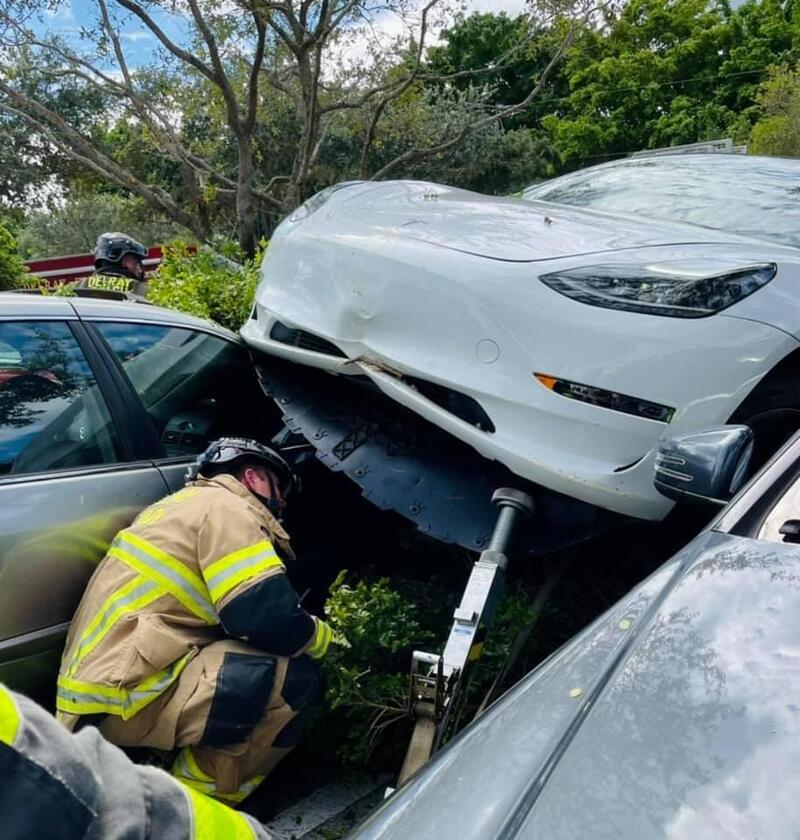 La Tesla Model 3 vola: sopra 2 auto in sosta da Walmart