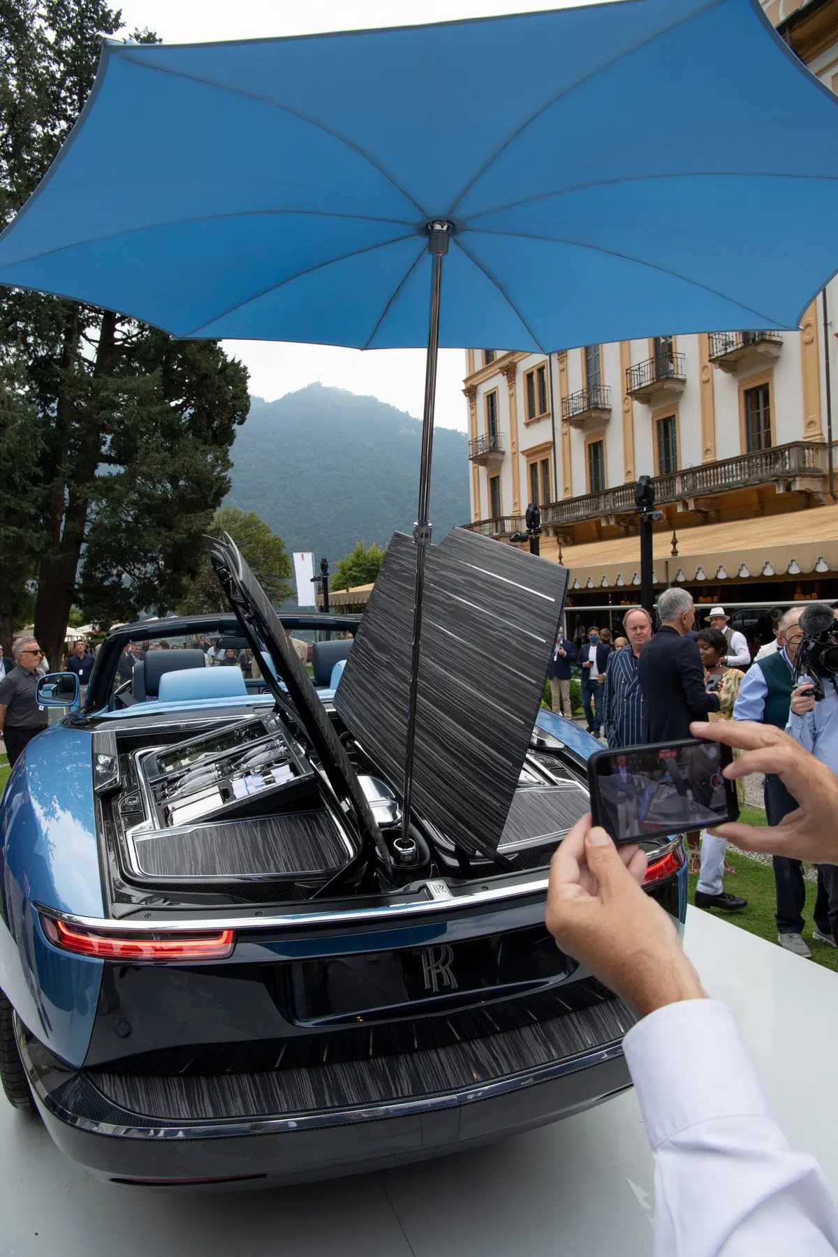 Com'è davvero l'auto più ricca del mondo, Rolls Boat-Tail? Le sorprese toccandola dal vivo (8)