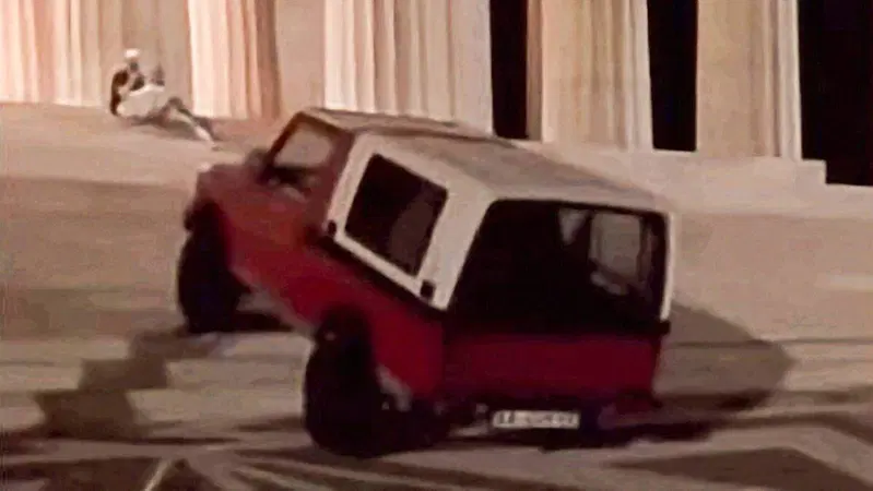 Offroad con un suv sull'opera del Canova 