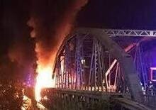 Roma: il Ponte di Ferro semidistrutto da un incendio. La svolta in un video