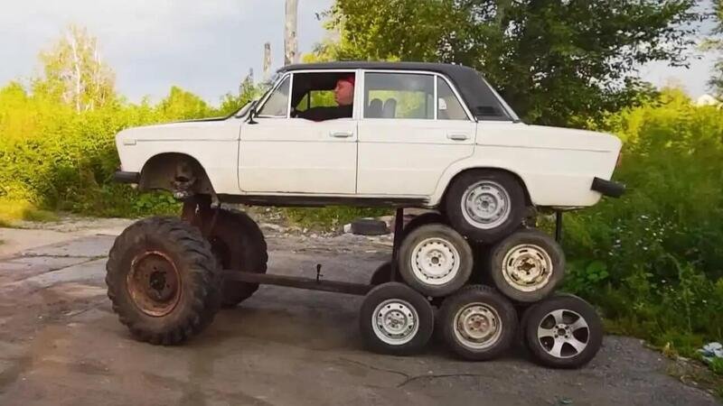 Dalla Russia con 10 ruote in pi&ugrave;: la monster Lada a 14 ruote [video]