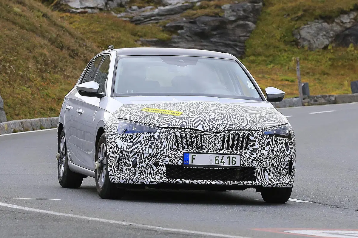 Skoda Scala restyling, le foto spia (2)