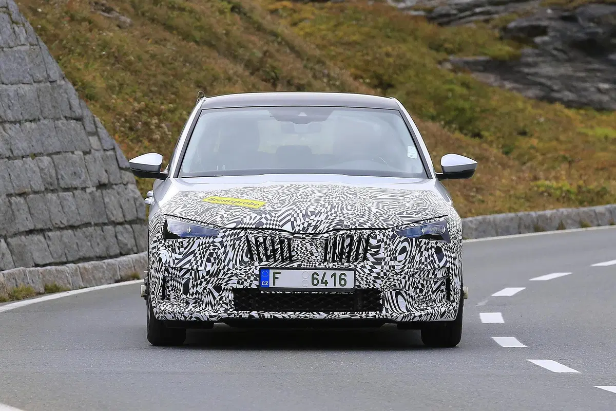 Skoda Scala restyling, le foto spia (3)