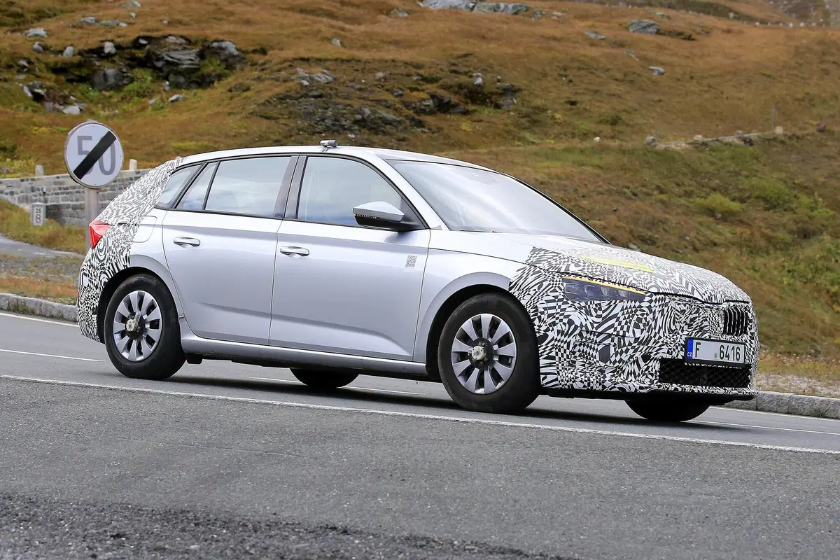 Skoda Scala restyling, le foto spia (4)