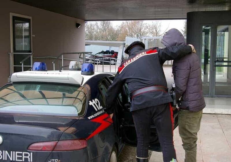 Corsico, vandalizza l&#039;auto dei carabinieri dopo il fermo: arrestato