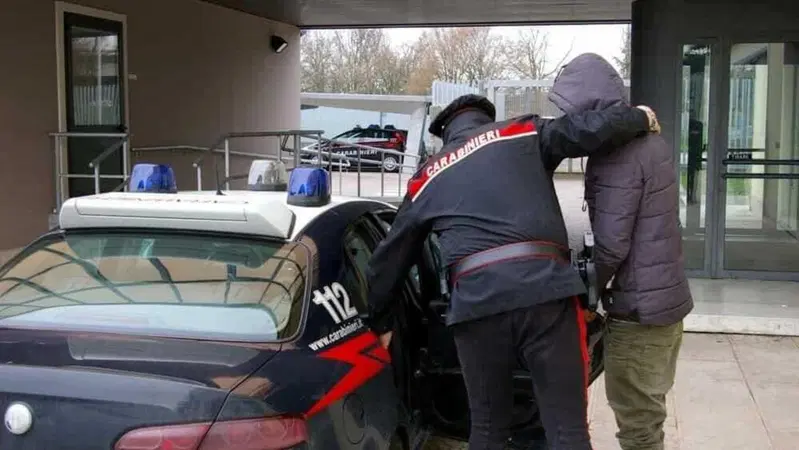 Corsico, vandalizza l'auto dei carabinieri dopo il fermo: arrestato