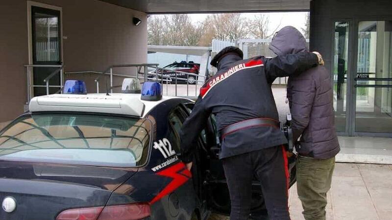 Corsico, vandalizza l&#039;auto dei carabinieri dopo il fermo: arrestato