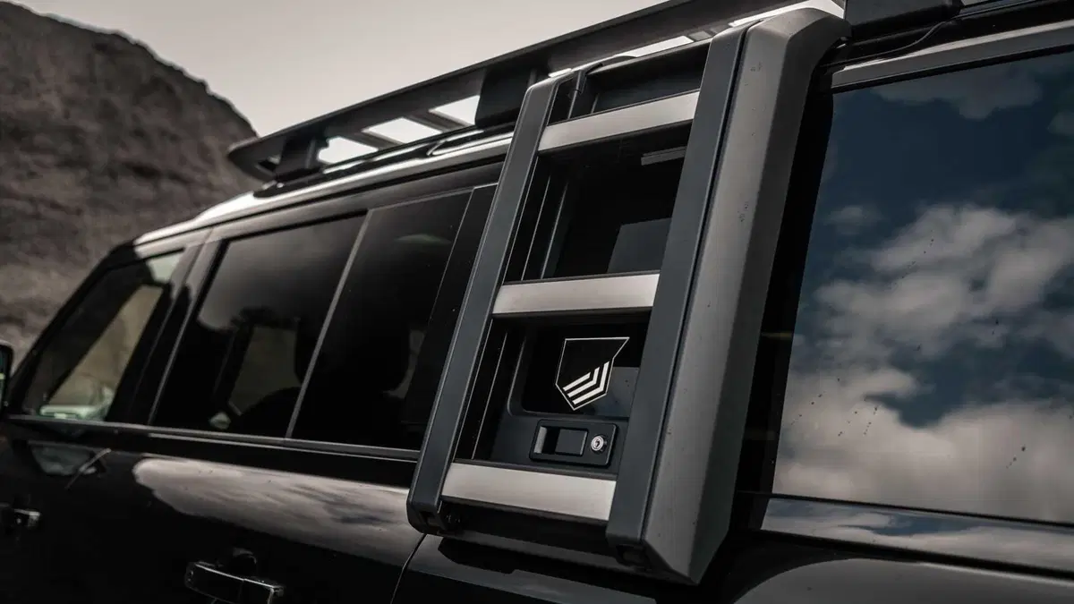 Total Black in stile 007 per Land Rover Defender by Heritage Customs (7)