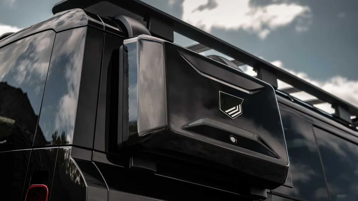 Total Black in stile 007 per Land Rover Defender by Heritage Customs (12)