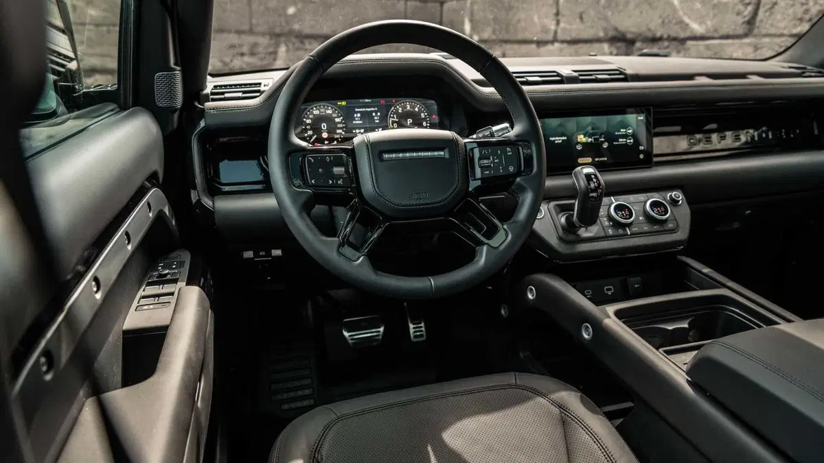Total Black in stile 007 per Land Rover Defender by Heritage Customs (14)